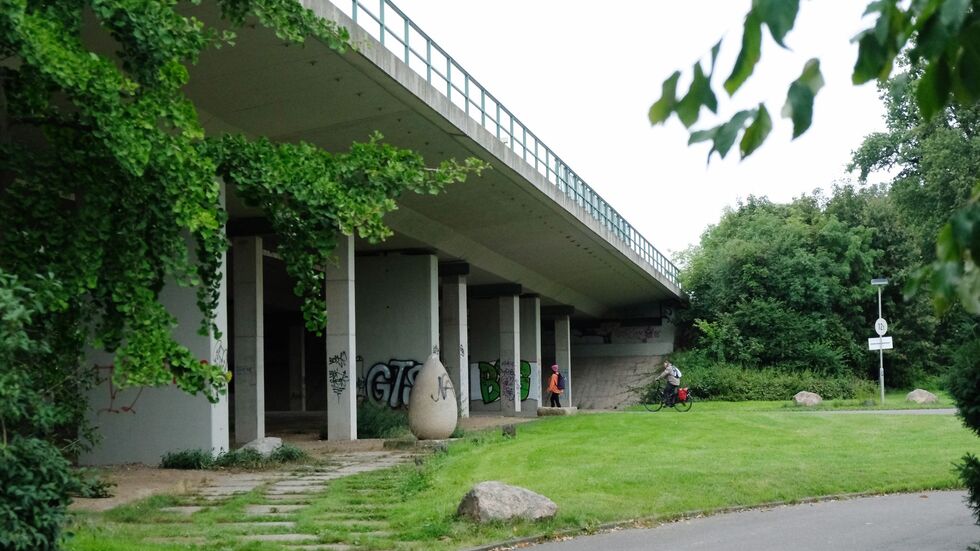 Die Agra-Brücke bei Leipzig wird umfangreich untersucht. (Archivbild)