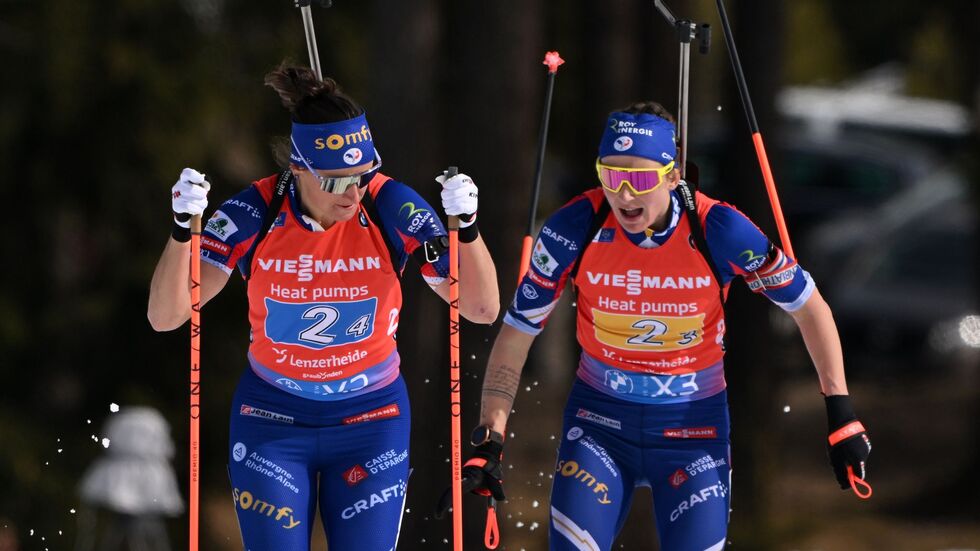 Julia Simon (l) darf nach dem Kreditkartenbetrug an ihrer Teamkollegin Justine Braisaz-Bouchet (r) bei Olympia teilnehmen. (Archivbild) Julia Simon (l) darf nach dem Kreditkartenbetrug an ihrer Teamkollegin Justine Braisaz-Bouchet (r) bei Olympia teilnehmen. (Archivbild)