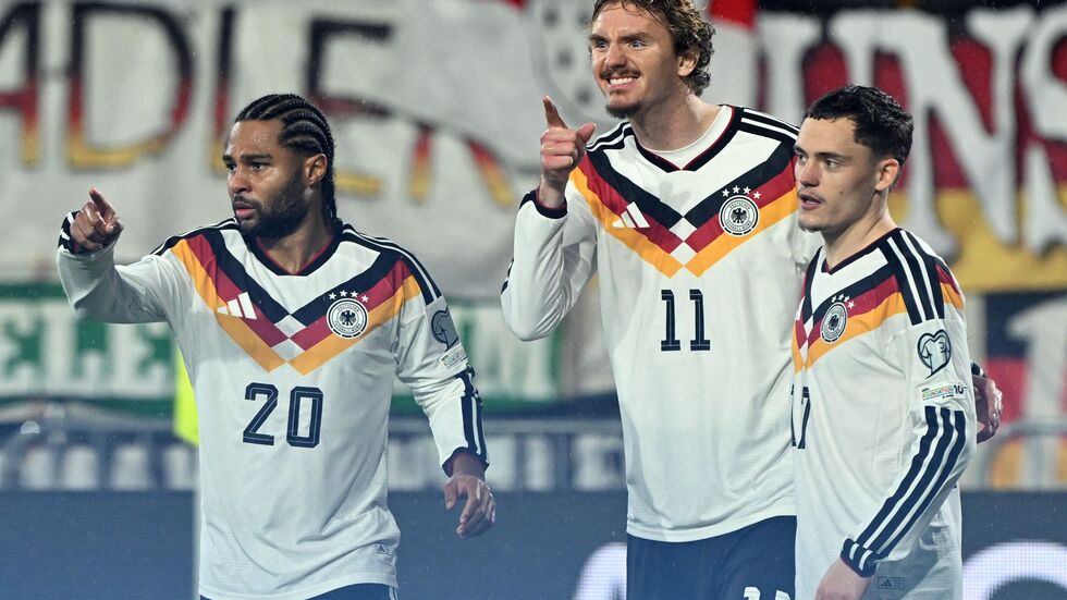 Nick Woltemade (Mitte) jubelt über eines seiner Tore.