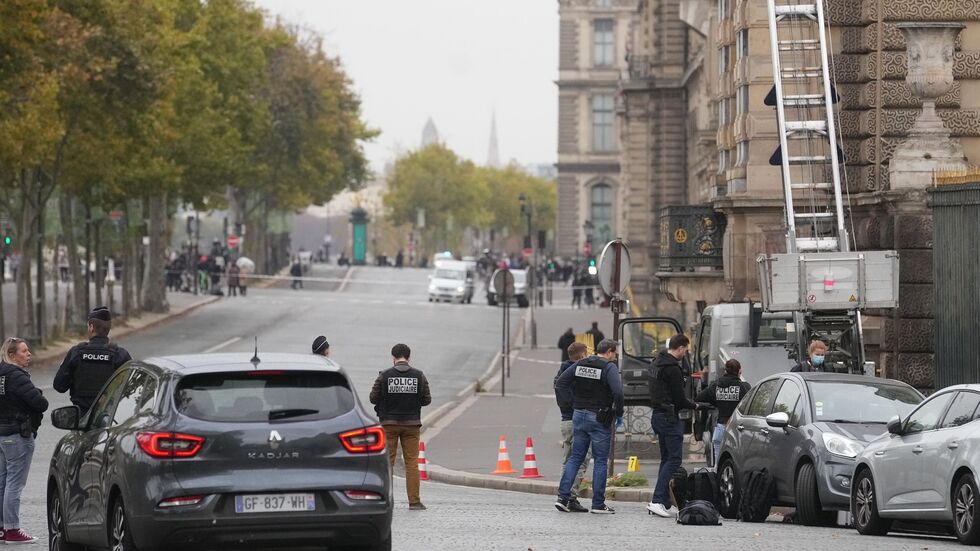 Für ihren spektakulären Diebstahl im Louvre waren die Einbrecher mit einer Hebebühne auf einen Balkon gelangt. (Archivbild) Für ihren spektakulären Diebstahl im Louvre waren die Einbrecher mit einer Hebebühne auf einen Balkon gelangt. (Archivbild)