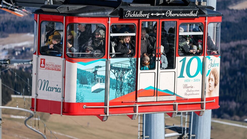 Die Fichtelberg-Schwebebahn dürfte bald wieder mit Wintersportlern gefüllt sein (Archivbild).
