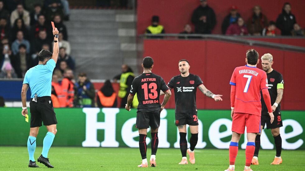 Kapitän Robert Andrich musste nach knapp einer halben Stunde mit Rot vom Platz.  Kapitän Robert Andrich musste nach knapp einer halben Stunde mit Rot vom Platz.