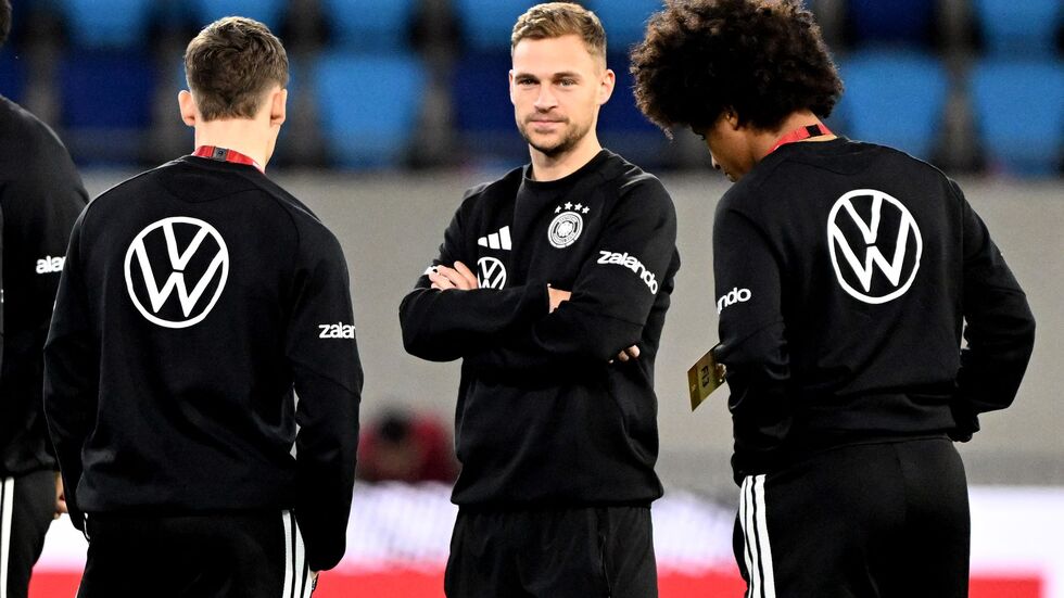 Der verletzte Kapitän Kimmich steht auf dem Rasen des Stadions in Luxemburg. 