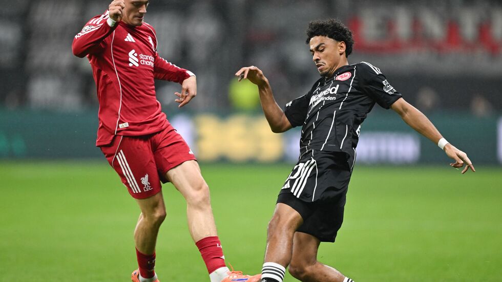 Spielte sich selbst aus und Eintracht Frankfurt um Nathaniel Brown (r) noch tiefer in die Krise: Liverpools Florian Wirtz (l). Spielte sich selbst aus und Eintracht Frankfurt um Nathaniel Brown (r) noch tiefer in die Krise: Liverpools Florian Wirtz (l).
