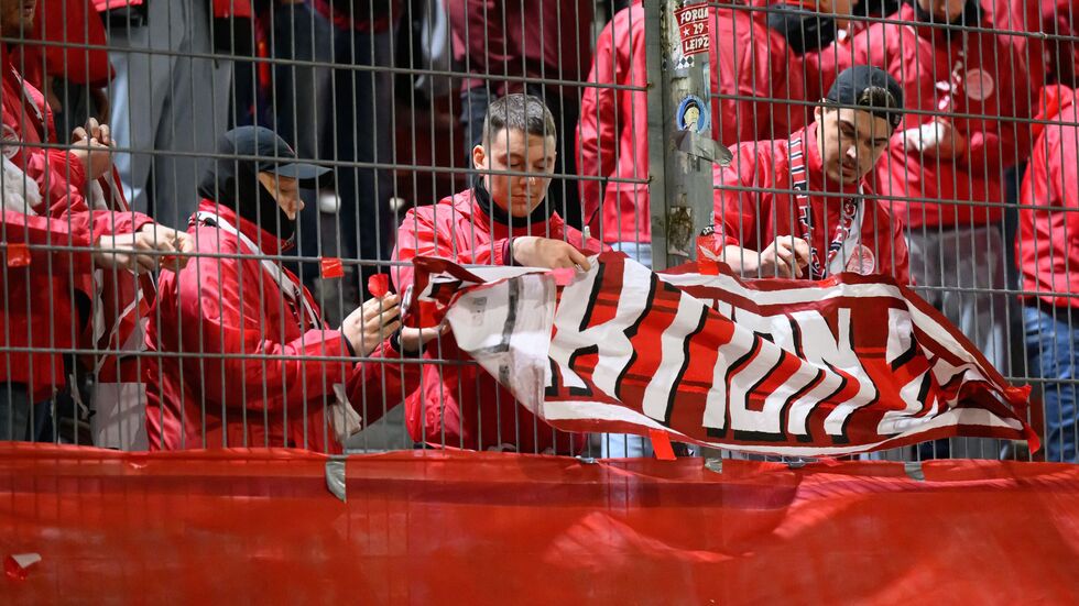Vor Beginn des Spiels war ein Fan vor dem Stadion verstorben. Die RB-Fans stellten dann ihren Support ein.   Vor Beginn des Spiels war ein Fan vor dem Stadion verstorben. Die RB-Fans stellten dann ihren Support ein.