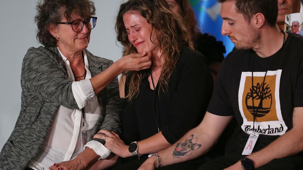 Viele der Angehörigen von Opfern der Flutkatastrophe 2024 in Valencia brachen bei der offiziellen Trauerveranstaltung in Tränen aus. Viele der Angehörigen von Opfern der Flutkatastrophe 2024 in Valencia brachen bei der offiziellen Trauerveranstaltung in Tränen aus.