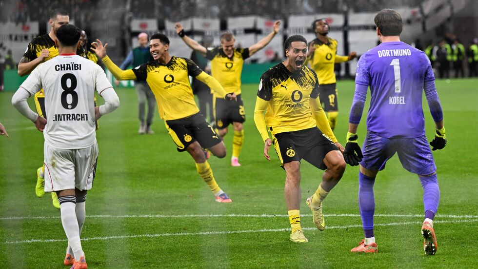 Die Dortmunder Spieler stürmen auf Elfmeter-Held Kobel zu. Die Dortmunder Spieler stürmen auf Elfmeter-Held Kobel zu.