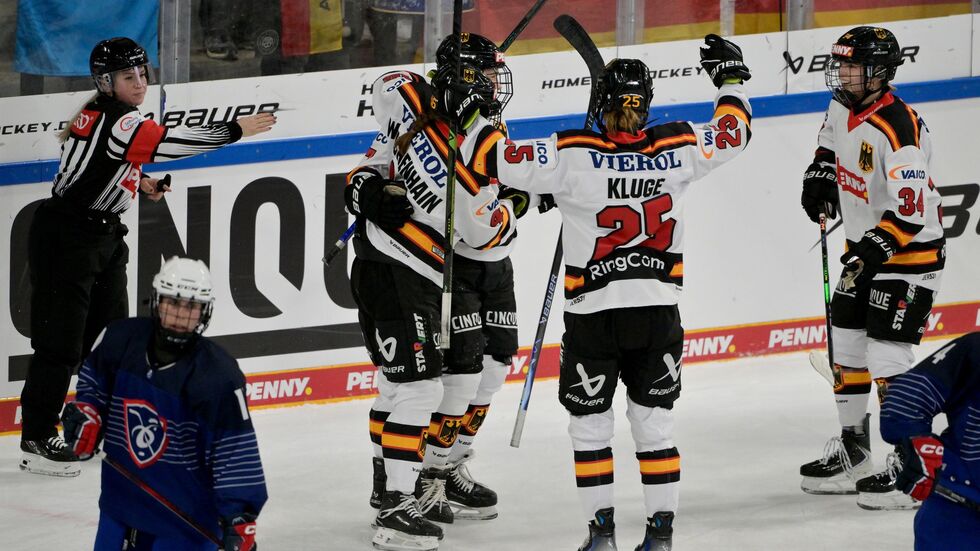 Deutschlands Spielerinnen bejubeln das Führungstor Deutschlands Spielerinnen bejubeln das Führungstor