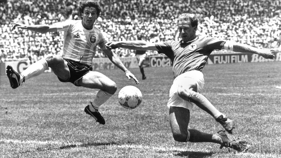 Karl-Heinz Rummenigge (r) im WM-Finale 1986 in Aktion. (Archivbild) Karl-Heinz Rummenigge (r) im WM-Finale 1986 in Aktion. (Archivbild)