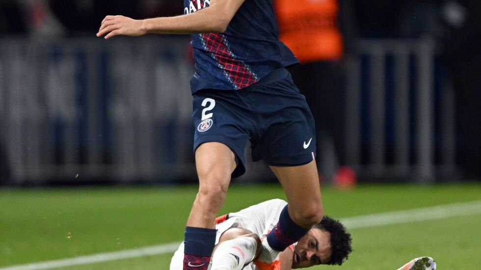 Die folgenschwere Szene: Bayerns Luis Díaz (unten) foult Achraf Hakimi bei seiner Grätsche. Die folgenschwere Szene: Bayerns Luis Díaz (unten) foult Achraf Hakimi bei seiner Grätsche.