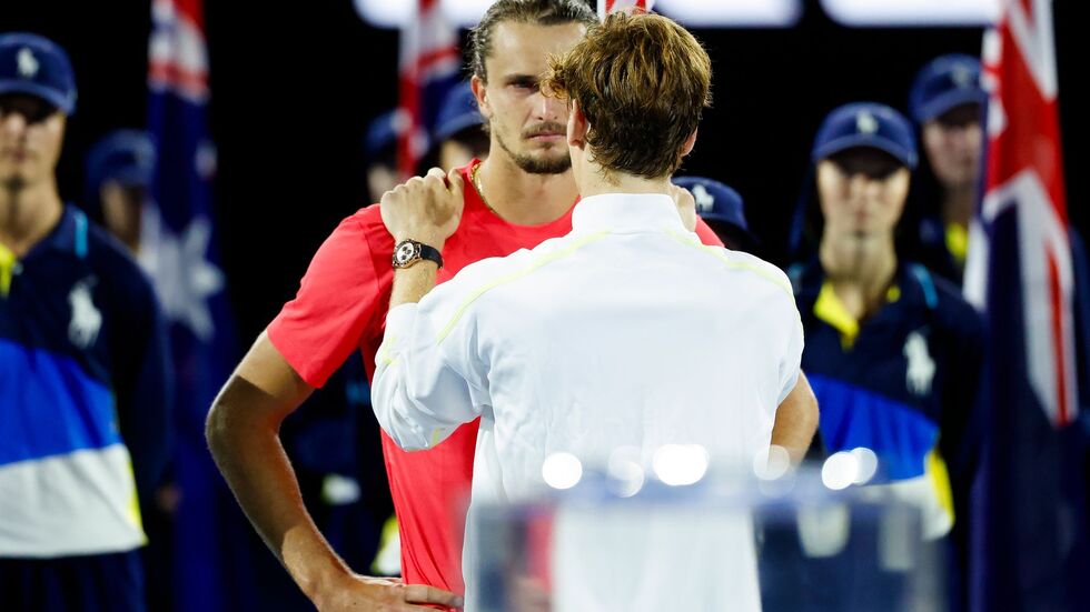 Jannik Sinner (vorne) glaubt fest an einen Grand-Slam-Turniersieg für Alexander Zverev. Jannik Sinner (vorne) glaubt fest an einen Grand-Slam-Turniersieg für Alexander Zverev.