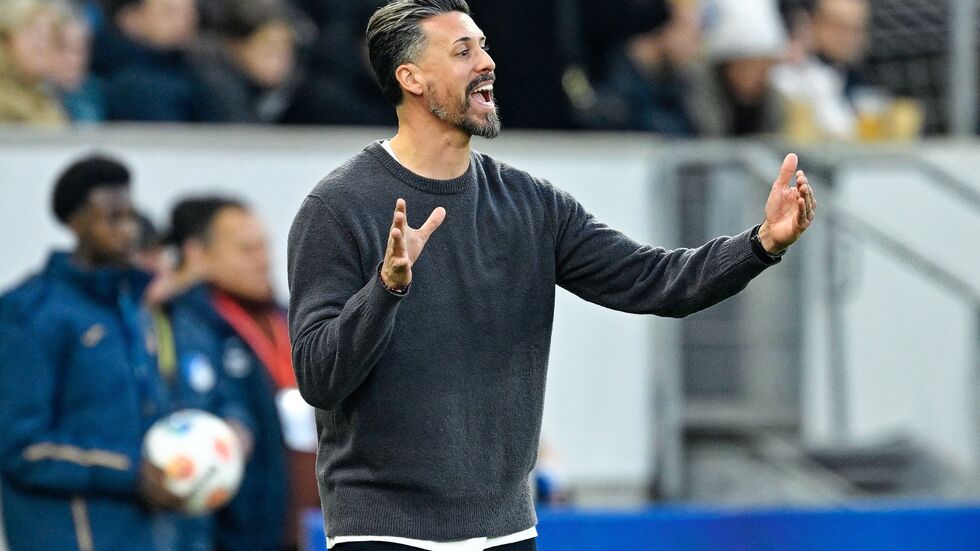 Ein Geburtstag zum Vergessen war es für Augsburgs Coach Sandro Wagner. Ein Geburtstag zum Vergessen war es für Augsburgs Coach Sandro Wagner.