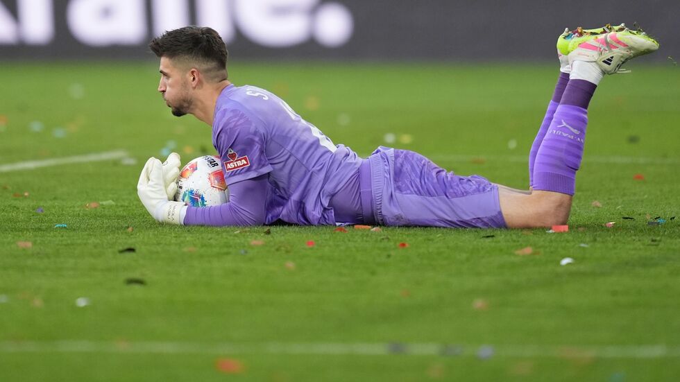 Torwart Nikola Vasilj (FC St. Pauli) sichert den Ball. Torwart Nikola Vasilj (FC St. Pauli) sichert den Ball.