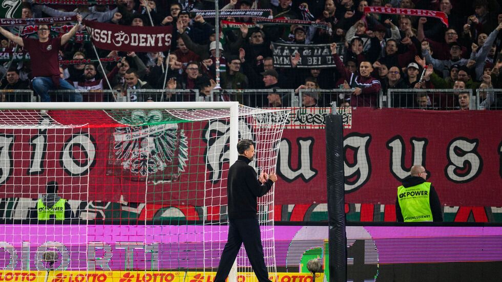 Nach der Niederlage gegen Dortmund bedankt sich Sandro Wagner in der Kurve für die Unterstützung der Fans.