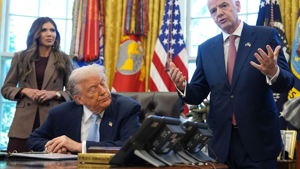 US-Präsident Donald Trump (M) droht mit Spielverlegungen, FIFA-Präsident Gianni Infantino gibt sich zurückhaltend.