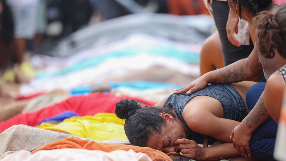 Familien trauern um ihre bei dem Einsatz getöteten Angehörigen. Familien trauern um ihre bei dem Einsatz getöteten Angehörigen.