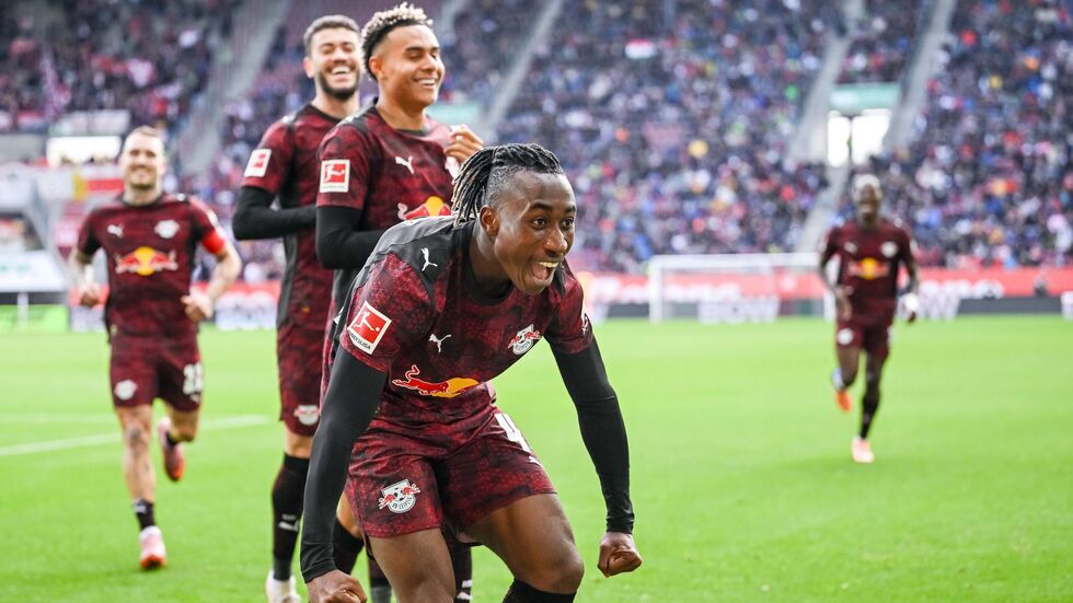 Glückliche Leipziger, vorne 1:0-Schütze Yan Diomande, jubeln in Augsburg. Glückliche Leipziger, vorne 1:0-Schütze Yan Diomande, jubeln in Augsburg.