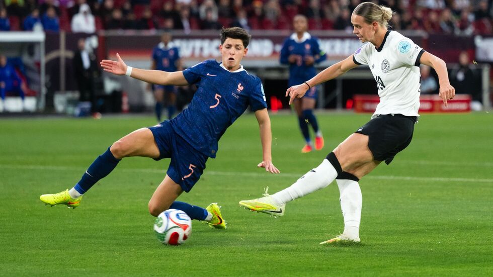 Abgeblockt: Klara Bühl bleibt an Frankreichs Elisa De Almeida hängen. Abgeblockt: Klara Bühl bleibt an Frankreichs Elisa De Almeida hängen.