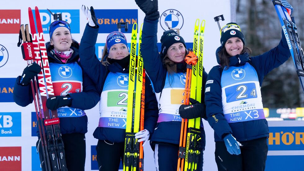 Feierten einige Staffelerfolge zusammen: Justine Braisaz-Bouchet (2.vr.) und Julia Simon (r). (Archivbild) Feierten einige Staffelerfolge zusammen: Justine Braisaz-Bouchet (2.vr.) und Julia Simon (r). (Archivbild)
