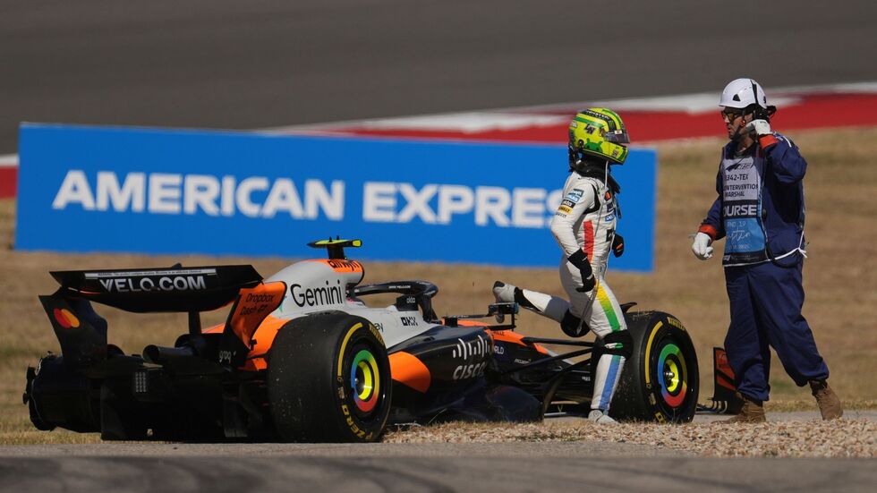 Das sollte auf keinen Fall passieren: Ein Unfall mit Teamkollege Oscar Piastri beendet das Sprintrennen früh für Lando Norris. Das sollte auf keinen Fall passieren: Ein Unfall mit Teamkollege Oscar Piastri beendet das Sprintrennen früh für Lando Norris.