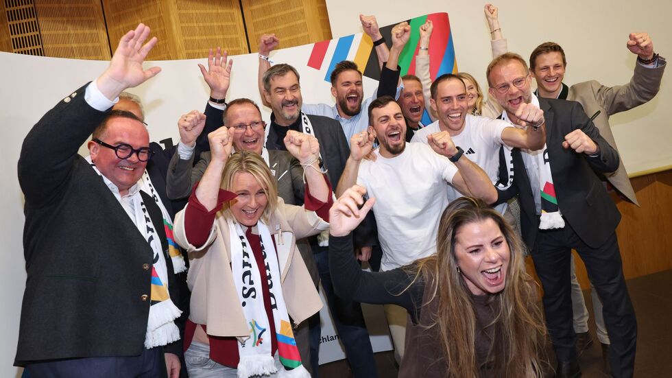 Jubel nach einem klaren Votum: Die Befürworter freuen sich über das Ja zur Münchner Olympia-Bewerbung. Jubel nach einem klaren Votum: Die Befürworter freuen sich über das Ja zur Münchner Olympia-Bewerbung.