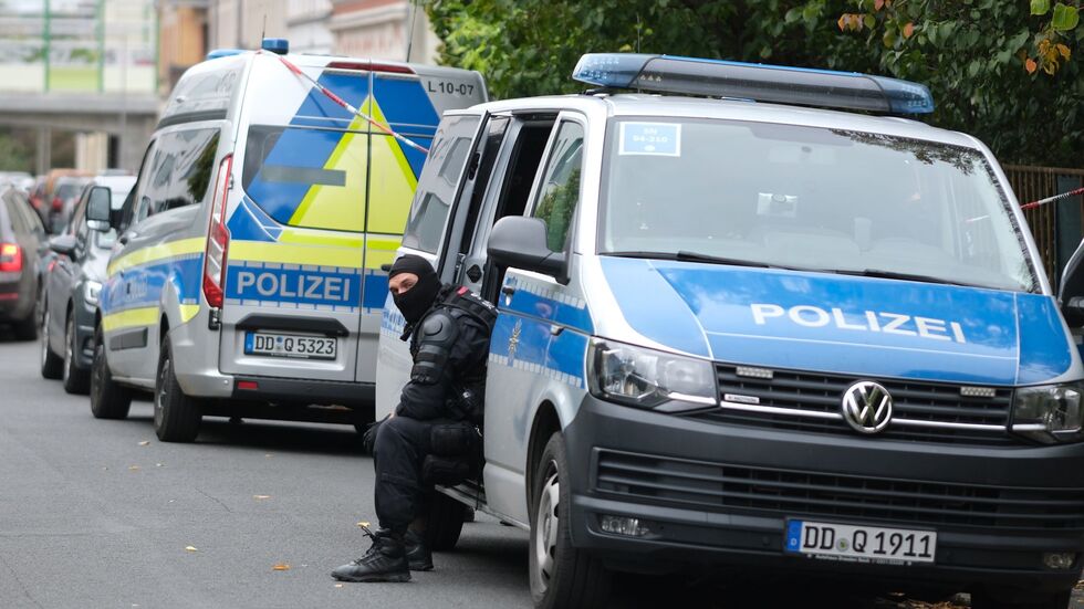 Die Polizei ist mit mehreren Fahrzeugen vor Ort.