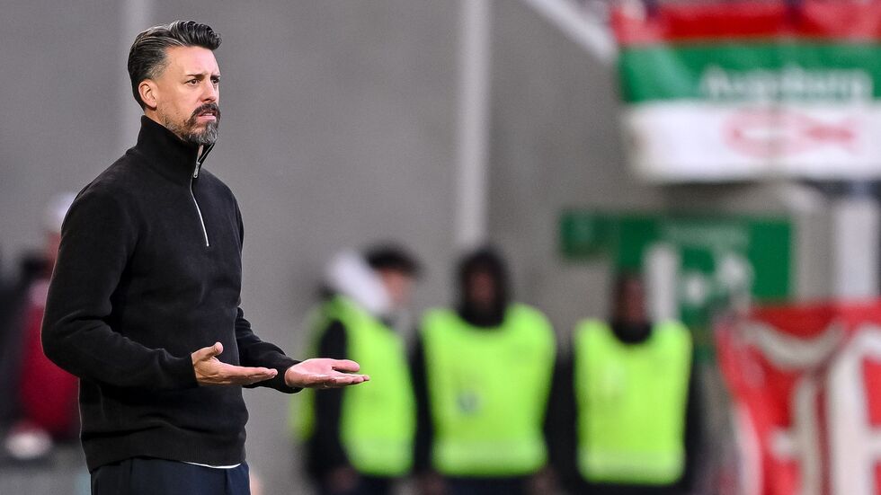 Und nun? Sandro Wagner beim Augsburger Untergang gegen Leipzig. Und nun? Sandro Wagner beim Augsburger Untergang gegen Leipzig.