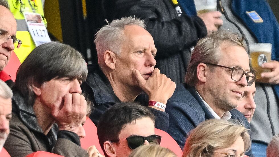 Auch die Trainer-Legenden Joachim Löw (l.) und Christian Streich (M.) waren im Stadion. Auch die Trainer-Legenden Joachim Löw (l.) und Christian Streich (M.) waren im Stadion.