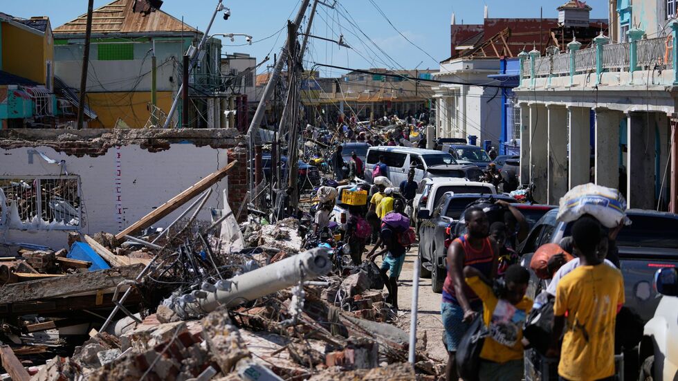 Vielerorts blockieren Trümmer die Straßen. Vielerorts blockieren Trümmer die Straßen.