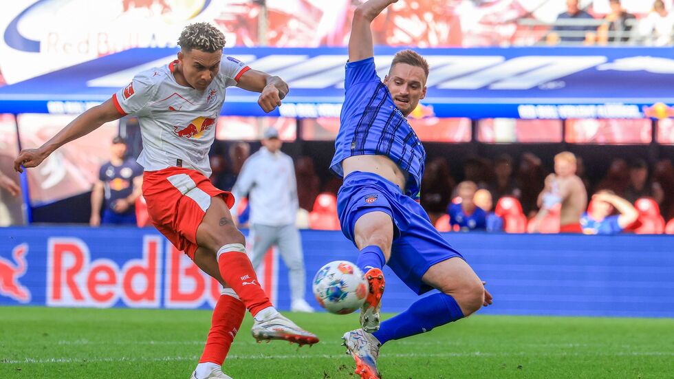 Antonio Nusa (l.) stieg nach seinem Armbruch wieder ins Mannschaftstraining ein.