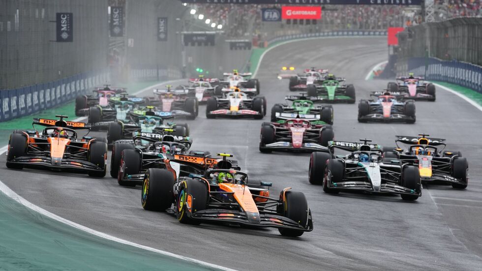 Auf dem Weg zum Start-Ziel-Sieg: Lando Norris (vorn) baute im Sprint seine WM-Führung aus. Auf dem Weg zum Start-Ziel-Sieg: Lando Norris (vorn) baute im Sprint seine WM-Führung aus.