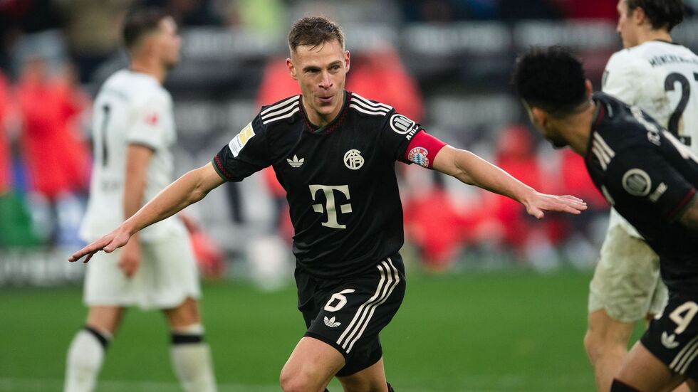 Bayerns Joshua Kimmich jubelt über sein Führungstor in Mönchengladbach. Bayerns Joshua Kimmich jubelt über sein Führungstor in Mönchengladbach.