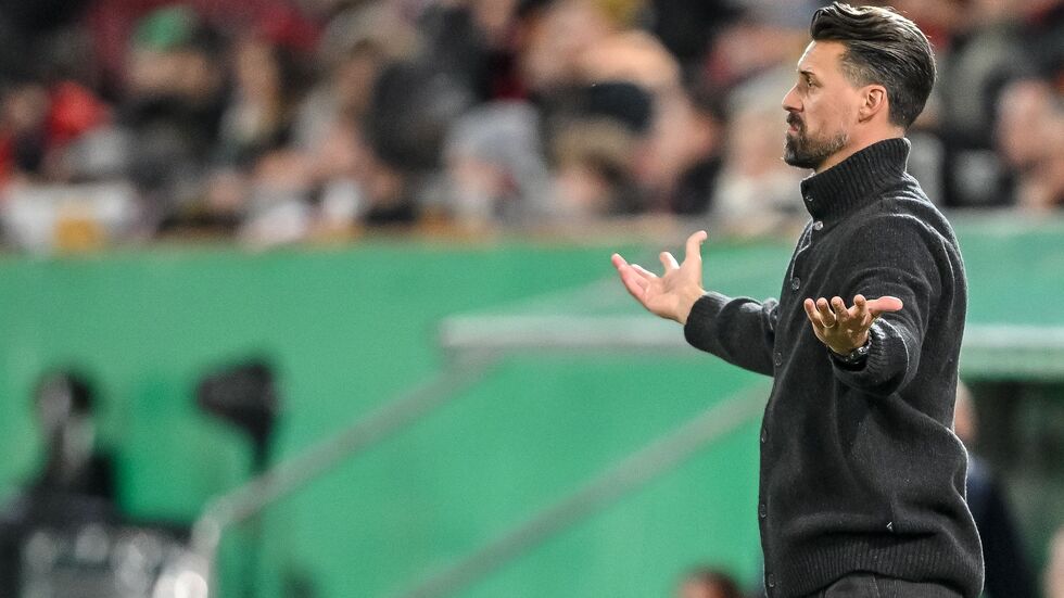 Was nun, Herr Wagner? Augsburgs Trainer steht auch im DFB-Pokal mit leeren Händen da. Was nun, Herr Wagner? Augsburgs Trainer steht auch im DFB-Pokal mit leeren Händen da.