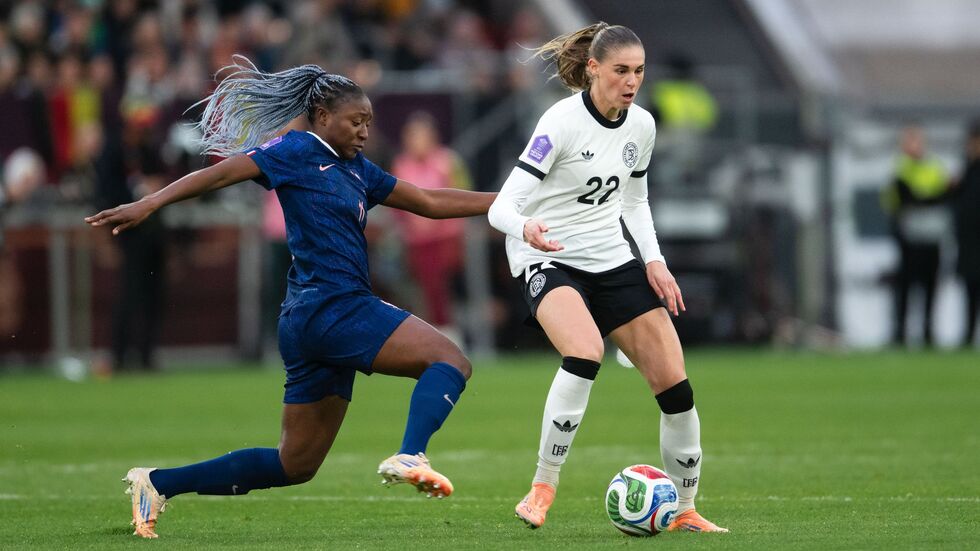 Jule Brand (r) dirigierte im zentralen Mittelfeld das Spiel der deutschen Elf. Jule Brand (r) dirigierte im zentralen Mittelfeld das Spiel der deutschen Elf.