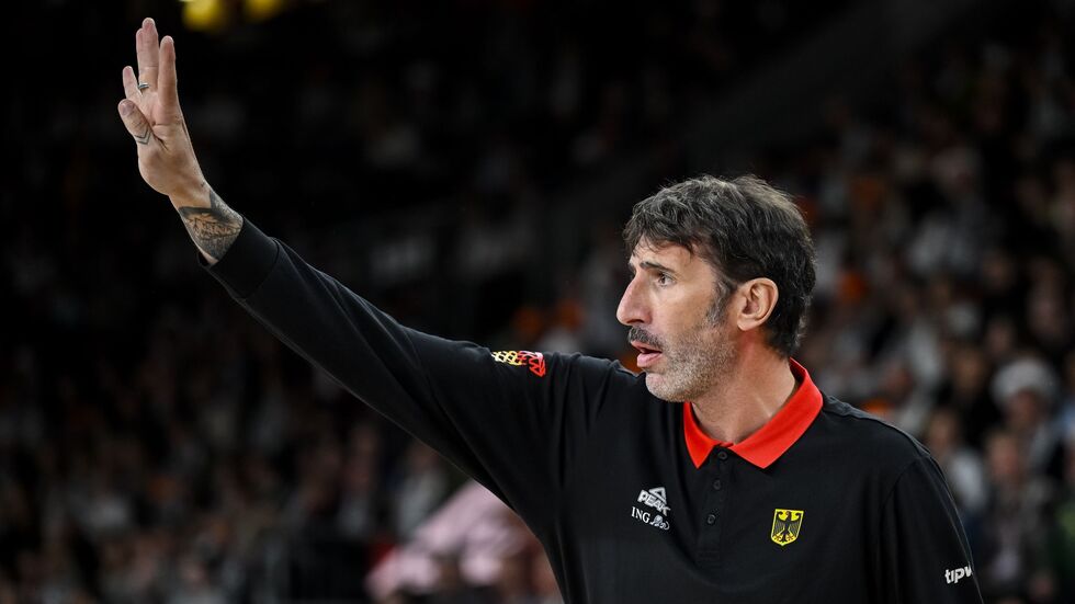 Alex Mumbru dirigiert wieder das Nationalteam. Alex Mumbru dirigiert wieder das Nationalteam.