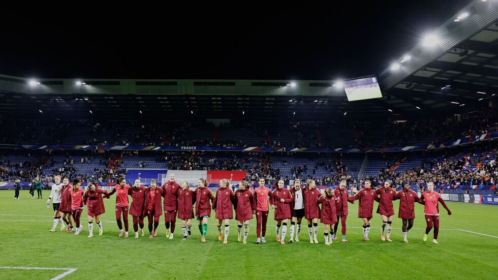 Die deutschen Fußballerinnen lassen sich in Caen für den Final-Einzug feiern.