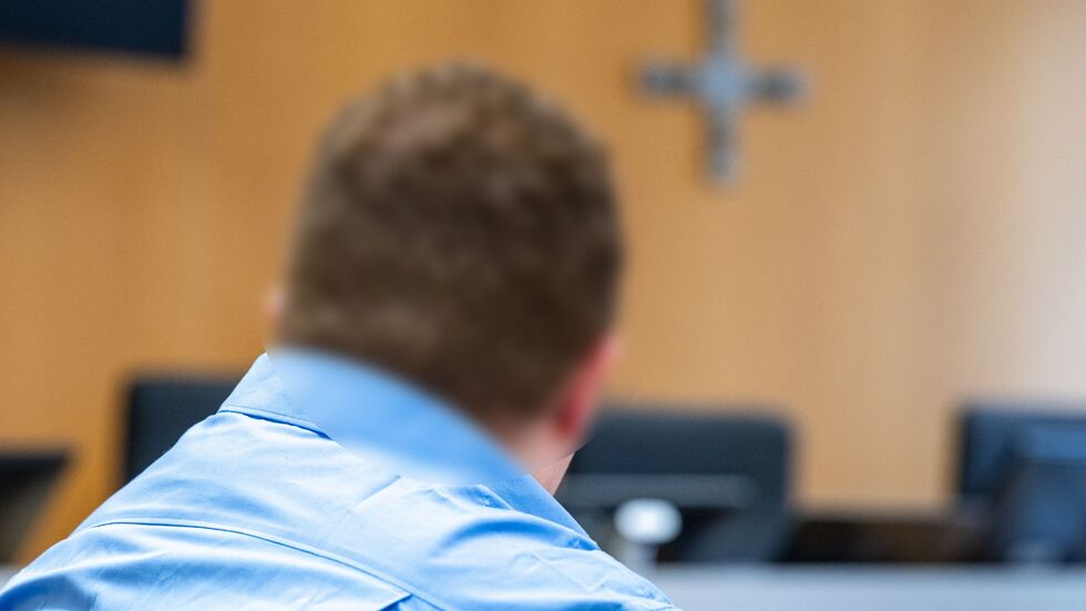 Mit Desinfektionsmittel als Brandbeschleuniger zündete ein 33-Jähriger in Landshut nach Überzeugung der Richter die Haare seiner pflegebedürftigen Großmutter an. Die Seniorin erlag knapp vier Wochen nach der Tat ihren Verletzungen. Jetzt ist der Mann verurteilt worden. Mit Desinfektionsmittel als Brandbeschleuniger zündete ein 33-Jähriger in Landshut nach Überzeugung der Richter die Haare seiner pflegebedürftigen Großmutter an. Die Seniorin erlag knapp vier Wochen nach der Tat ihren Verletzungen. Jetzt ist der Mann verurteilt worden.