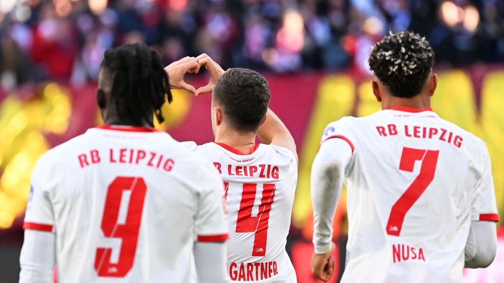 Christoph Baumgartner mit einer Herz-Geste nach seinem Führungstor für Leipzig Christoph Baumgartner mit einer Herz-Geste nach seinem Führungstor für Leipzig