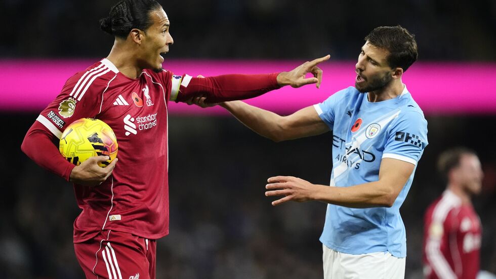 Der vermeintliche Liverpool-Ausgleich durch Virgil van Dijk (l) zählte wegen einer umstrittenen Abseitsposition nicht.