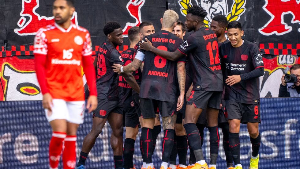 Die Leverkusener Spieler jubeln über die frühe Führung gegen Mainz Die Leverkusener Spieler jubeln über die frühe Führung gegen Mainz