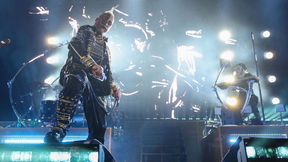 Till Lindemann spielt mit wuchtigem Sound zum Tourauftakt vor mehr als 10.000 Menschen.