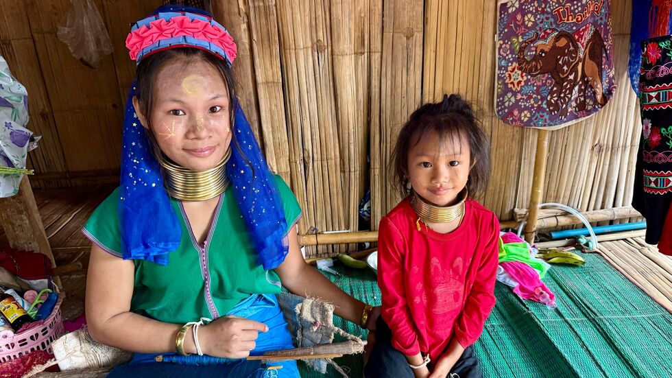 Die Langshalsfrauen und ihre Kinder sind daran gewöhnt, für Touristenfotos in die Kameras zu lächeln.