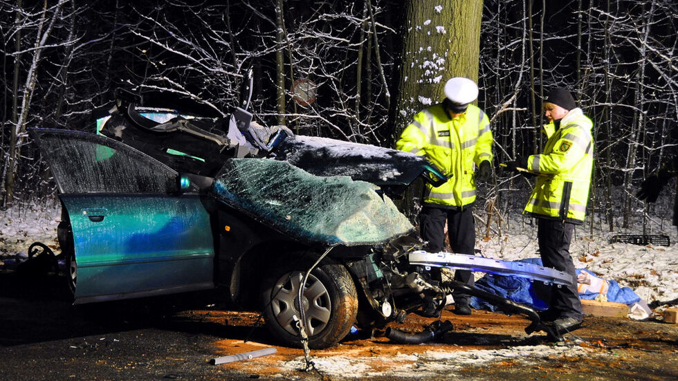 Der Wagen des 23-jährigen wurde bei dem Unfall komplett zerstört, der Fahrer erlag noch an der Unfall­stelle seinen schweren Verlet­zungen. Foto: Tele-Lausitz Der Wagen des 23-jährigen wurde bei dem Unfall komplett zerstört, der Fahrer erlag noch an der Unfallstelle seinen schweren Verletzungen. Foto: Tele-Lausitz