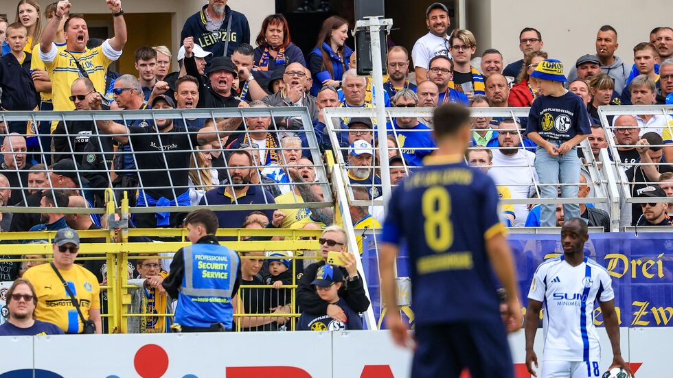 Der Schalker Christopher Antwi-Adjei (r) war beim Pokalspiel bei Lok Leipzig rassistisch beleidigt worden. (Archivbild) Der Schalker Christopher Antwi-Adjei (r) war beim Pokalspiel bei Lok Leipzig rassistisch beleidigt worden. (Archivbild)