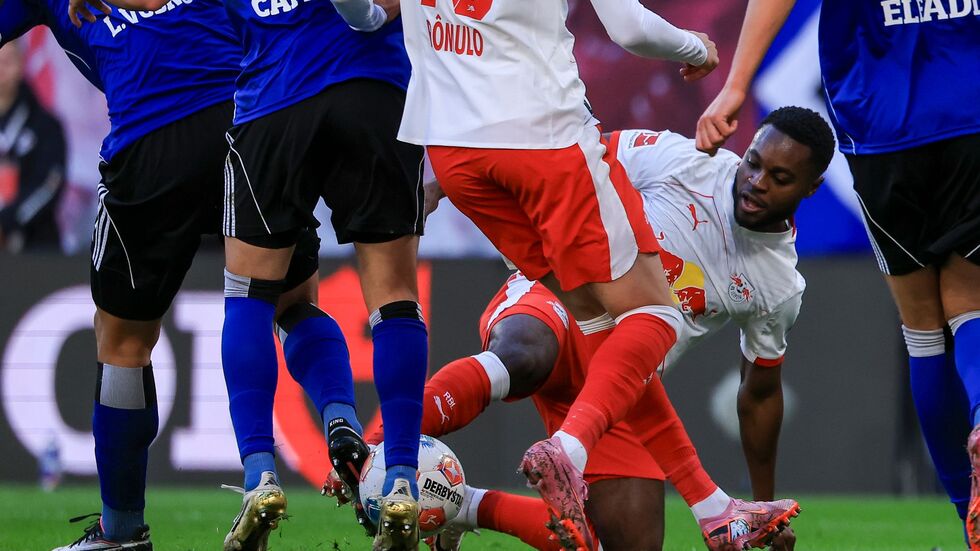 Ridle Baku (unten) muss nach einem Schlag mit dem Mannschaftstraining aussetzen. Ridle Baku (unten) muss nach einem Schlag mit dem Mannschaftstraining aussetzen.