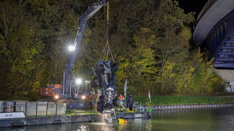 In diesem aus dem Mittellandkanal geborgenen Autowrack fanden Ermittler Einbruchswerkszeug. (Archivbild)  In diesem aus dem Mittellandkanal geborgenen Autowrack fanden Ermittler Einbruchswerkszeug. (Archivbild)