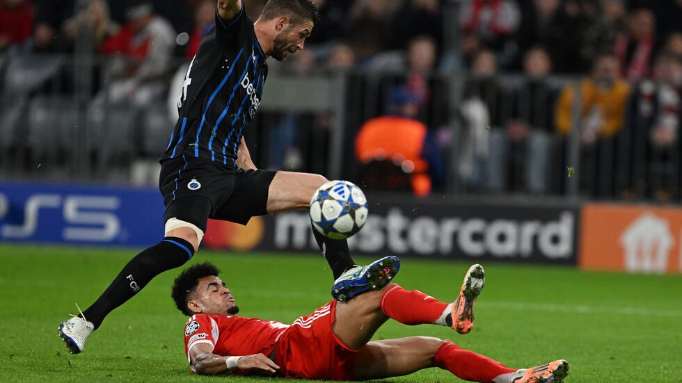 Torschütze Luis Díaz im rasanten Bodeneinsatz gegen Brügges Brandon Mechele.  Torschütze Luis Díaz im rasanten Bodeneinsatz gegen Brügges Brandon Mechele.