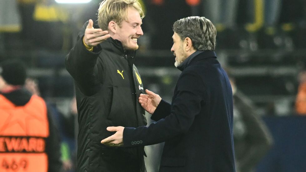 Erlösung nach drei sieglosen Dortmunder Spielen am Stück: BVB-Trainer Niko Kovac (r) umarmt Julian Brandt. Erlösung nach drei sieglosen Dortmunder Spielen am Stück: BVB-Trainer Niko Kovac (r) umarmt Julian Brandt.