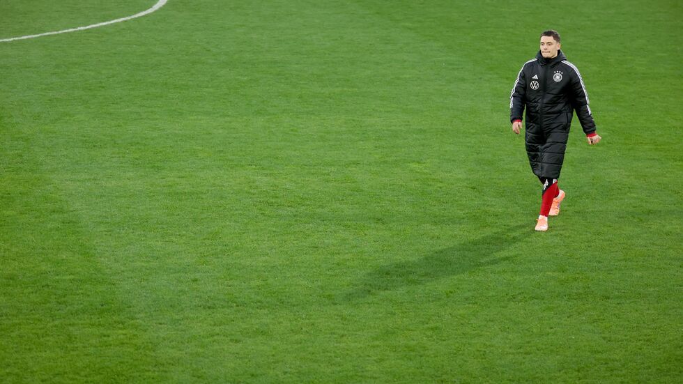 Florian Wirtz geht über den Trainigsplatz. Florian Wirtz geht über den Trainigsplatz.