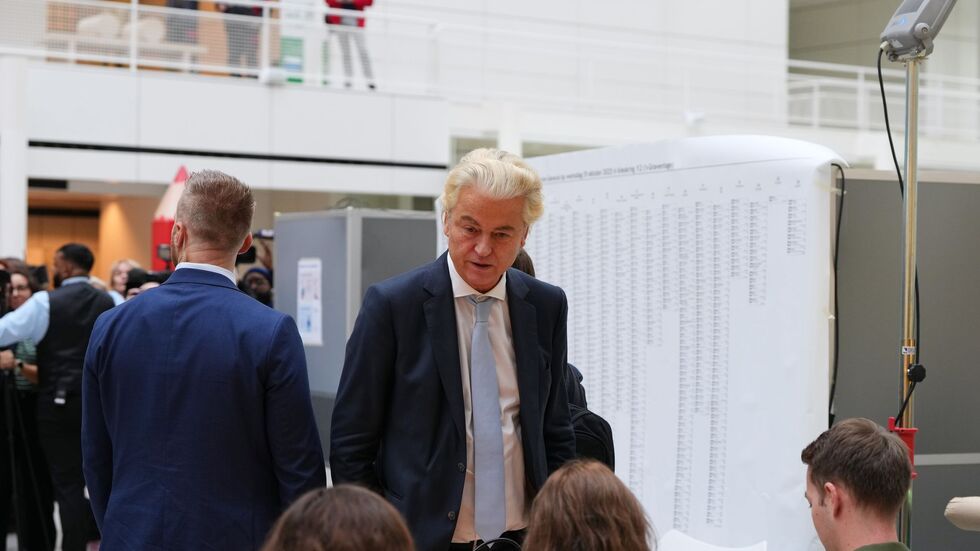Der Rechtspopulist Geert Wilders hat einer ersten Prognose zufolge bei der Parlamentswahl in den Niederlanden seine Position als stärkste politische Kraft eingebüßt. Der Rechtspopulist Geert Wilders hat einer ersten Prognose zufolge bei der Parlamentswahl in den Niederlanden seine Position als stärkste politische Kraft eingebüßt.